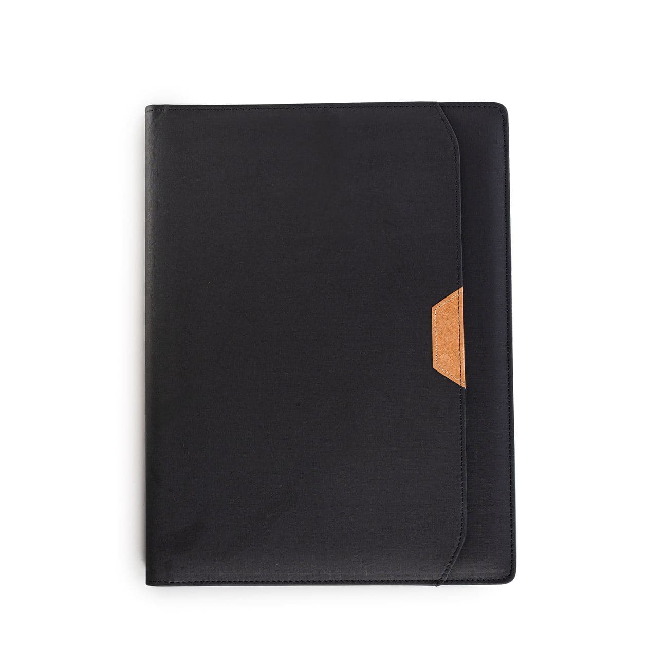 Protfolio en PU simil gabardina. Frente con un bolsillo con detalle en simil cuero. En su interior, solapa para papeles,